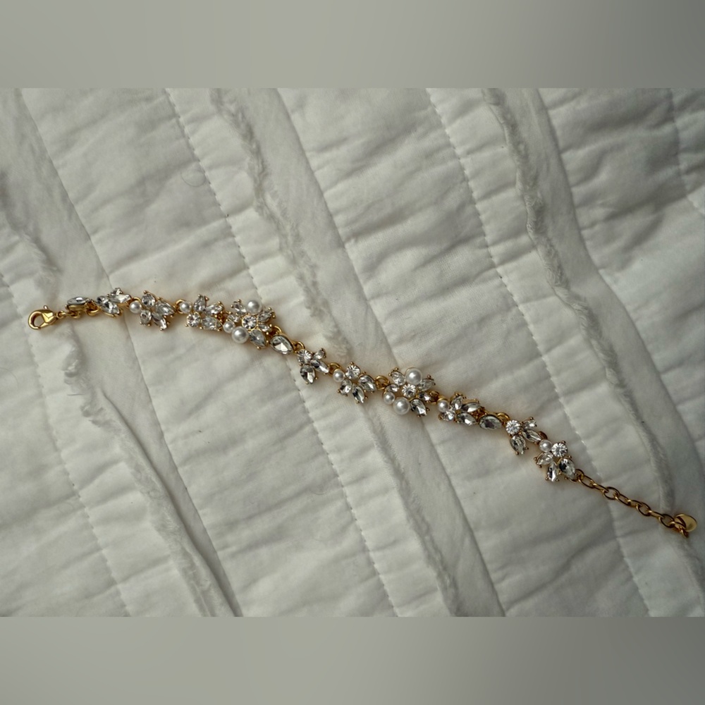 Elegant Gold and Pearl Floral Bracelet